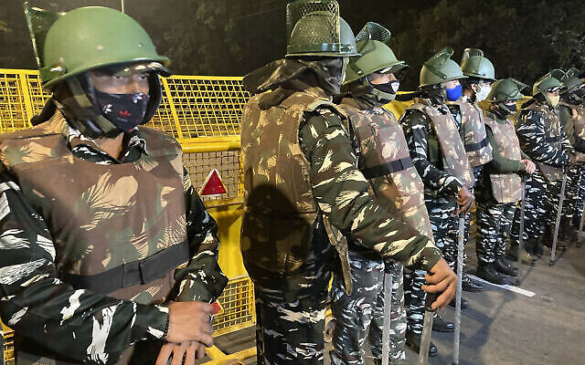تصویر: مأمور پلیس پس از انفجار در ناحیه نزدیک سفارت اسرائيل در دهلی نو، هند، به نگهبانی مشغول است، جمعه ۲۹ ژانویه ۲۰۲۱. (AP Photo/Rishi Lekhi)