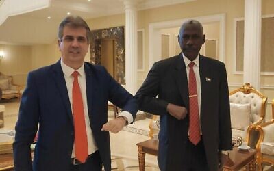 تصویر: «الی کوهن» وزیر اطلاعات اسرائیل، چپ، حین ملاقات با «یاسین ابراهیم» وزیر دفاع سودان در خارطوم، ۲۵ ژانویه ۲۰۲۱. (Courtesy)