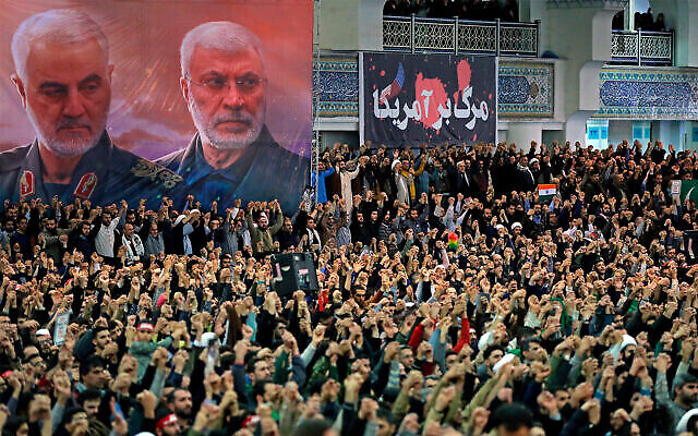 تصویر: حاضران در نماز جمعه در ایران در حال شعار دادن در کنار بانری با تصویر قاسم سلیمانی از فرماندهان سپاه پاسداران انقلاب اسلامی، چپ، و ابوالمهدی مهندس، از فرماندهان ارشد شبه نظامی شیعه عراقی، که هر دو در حمله پهبادی ایالات متحده در ۳ ژانویه سال گذشته در عراق کشته شدند و بانری که روی آن نوشته «مرگ بر آمریکا» در مسجد بزرگ امام خمینی در تهران، ایران، ۱۷ ژانویه ۲۰۲۰. (Office of the Iranian Supreme Leader via AP) تصویر: حاضران در نماز جمعه در ایران در حال شعار دادن در کنار بانری با تصویر قاسم سلیمانی از فرماندهان سپاه پاسداران انقلاب اسلامی، چپ، و ابوالمهدی مهندس، از فرماندهان ارشد شبه نظامی شیعه عراقی، که هر دو در حمله پهبادی ایالات متحده در ۳ ژانویه سال گذشته در عراق کشته شدند و بانری که روی آن نوشته «مرگ بر آمریکا» در مسجد بزرگ امام خمینی در تهران، ایران، ۱۷ ژانویه ۲۰۲۰. (Office of the Iranian Supreme Leader via AP)