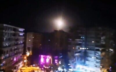 تصویر: حمله هوایی منتسب به اسرائیل در نزدیکی دمشق، سوریه، ۱۵ فوریه ۲۰۲۱. (Screencapture/Twitter)