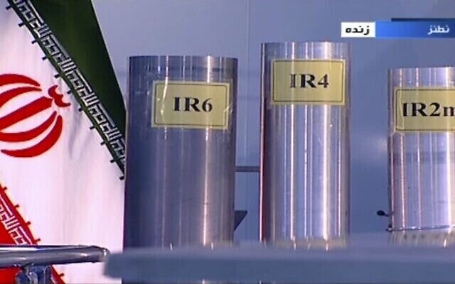 تصویر: در عکسی از ۶ ژوئن ۲۰۱۸ از تلویزیون دولتی جمهوری اسلامی ایران، IRIB، سه گونه سنتریفیوژ ساخت داخل در برنامه زنده تلویزیونی از نطنز، تأسیسات غنی سازی اورانیوم ایران، مشاهده می شود.
(IRIB via AP, File) تصویر: در عکسی از ۶ ژوئن ۲۰۱۸ از تلویزیون دولتی جمهوری اسلامی ایران، IRIB، سه گونه سنتریفیوژ ساخت داخل در برنامه زنده تلویزیونی از نطنز، تأسیسات غنی سازی اورانیوم ایران، مشاهده می شود.
(IRIB via AP, File)