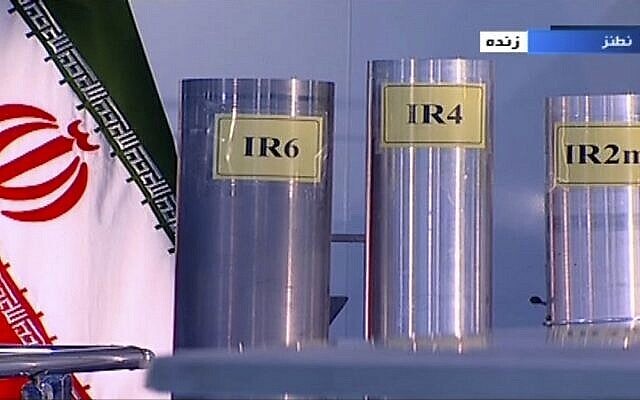 تصویر: در عکسی از ۶ ژوئن ۲۰۱۸، برگرفته از تلویزیون جمهوری اسلامی ایران، IRIB، سه گونهٔ سنتریفیوژ ساخت ایران در یک برنامه زنده تلویزیونی از تأسیسات غنی سازی اورانیوم نطنز، ایران، نشان داده می شود. (IRIB via AP) تصویر: در عکسی از ۶ ژوئن ۲۰۱۸، برگرفته از تلویزیون جمهوری اسلامی ایران، IRIB، سه گونهٔ سنتریفیوژ ساخت ایران در یک برنامه زنده تلویزیونی از تأسیسات غنی سازی اورانیوم نطنز، ایران، نشان داده می شود. (IRIB via AP)