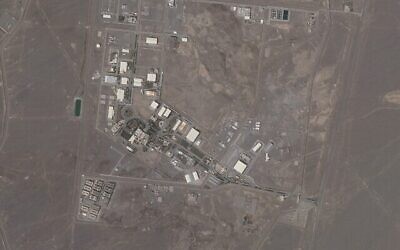تصویر: عکس  ماهواره ای Planet Labs Inc. تأسیسات هسته ای نطنز ایران را در روز چهارشنبه، ۱۴ آوریل ۲۰۲۱ نشان می دهد. ایران روز جمعه، ۱۶ آوریل ۲۰۲۱ شروع به غنی سازی در بالاترین حد تاکنونی آن در نطنز کرد، و لحظه به لحظه به سطح درجه تسلیحاتی نزدیکتر می شود تا در پی حمله ای که به این تأسیسات شد، بر مذاکرات وین که به منظور حفظ قرارداد هسته ای با قدرتهای جهان صورت می گیرد فشار وارد آورد. 
(Planet Labs via AP)