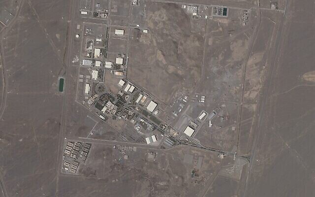 تصویر: عکس ماهواره ای Planet Labs Inc. تأسیسات هسته ای نطنز ایران را در روز چهارشنبه، ۱۴ آوریل ۲۰۲۱ نشان می دهد. ایران روز جمعه، ۱۶ آوریل ۲۰۲۱ شروع به غنی سازی در بالاترین حد تاکنونی آن در نطنز کرد، و لحظه به لحظه به سطح درجه تسلیحاتی نزدیکتر می شود تا در پی حمله ای که به این تأسیسات شد، بر مذاکرات وین که به منظور حفظ قرارداد هسته ای با قدرتهای جهان صورت می گیرد فشار وارد آورد.
(Planet Labs via AP) تصویر: عکس ماهواره ای Planet Labs Inc. تأسیسات هسته ای نطنز ایران را در روز چهارشنبه، ۱۴ آوریل ۲۰۲۱ نشان می دهد. ایران روز جمعه، ۱۶ آوریل ۲۰۲۱ شروع به غنی سازی در بالاترین حد تاکنونی آن در نطنز کرد، و لحظه به لحظه به سطح درجه تسلیحاتی نزدیکتر می شود تا در پی حمله ای که به این تأسیسات شد، بر مذاکرات وین که به منظور حفظ قرارداد هسته ای با قدرتهای جهان صورت می گیرد فشار وارد آورد.
(Planet Labs via AP)