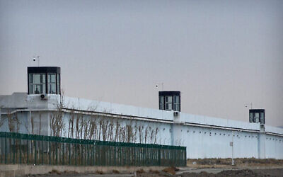 تصویر: در ۲۳ آوریل ۲۰۲۱، فردی در برجی در زندان شماره ۳ دبانچانگ در منطقه خودمختار سین کیانگ اویغور در غرب چین ایستاده است. گروههای حقوق بشری و ملل غربی به پیشاهنگی سازمان ملل، بریتانیا، و آلمان چین را متهم به جنایات گسترده علیه اقلیت اویغور کرده و خواهان دسترسی بلامانع کارشناسان سازمان ملل [به زندانیان] شدند. 
(AP Photo/Mark Schiefelbein)