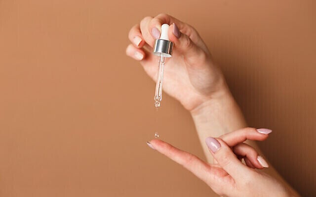 تصویر تزئینی: واکسن خوراکی در قطره چکان. (zsv3207 via iStock by Getty Images)