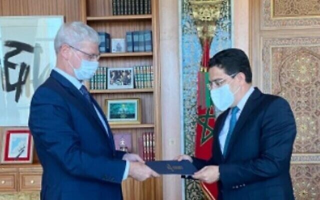 تصویر: «آلون آشپیز» مدیرکل وزارت خارجه نامه ای از وزیر خارجه اسرائیل، یائیر لپید به همتای مراکشی او، «ناصر بوریتا» در رباط رساند؛ ۷ ژوئیه ۲۰۲۱. (Reut Shafir Ben Naftali) تصویر: «آلون آشپیز» مدیرکل وزارت خارجه نامه ای از وزیر خارجه اسرائیل، یائیر لپید به همتای مراکشی او، «ناصر بوریتا» در رباط رساند؛ ۷ ژوئیه ۲۰۲۱. (Reut Shafir Ben Naftali)