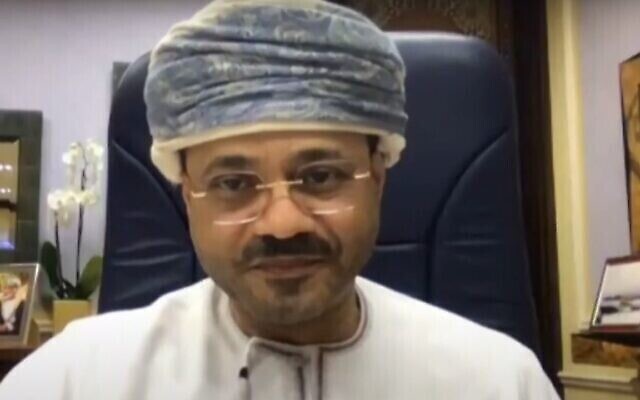تصویر: سید بدر بن حماد بن حمود آل بسیدی در عکسی از مصاحبهٔ ۱۱ فوریه ۲۰۲۱. 
(Screen Grab/Atlantic Council)