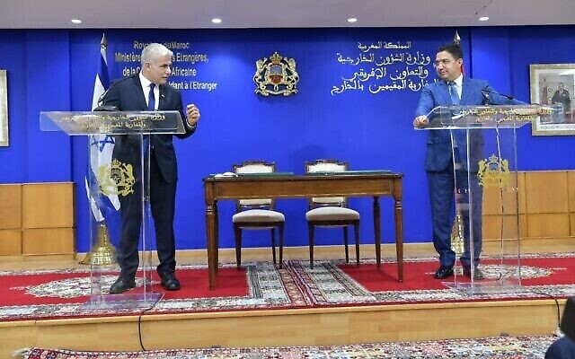 تصویر: یائیر لپید وزیر خارجه، چپ، و ناصر بوریتا وزیر خارجه مراکش، راست، حین گفتگو در رباط، ۱۱ اوت ۲۰۲۱. (Shlomi Amsalem, GPO) تصویر: یائیر لپید وزیر خارجه، چپ، و ناصر بوریتا وزیر خارجه مراکش، راست، حین گفتگو در رباط، ۱۱ اوت ۲۰۲۱. (Shlomi Amsalem, GPO)