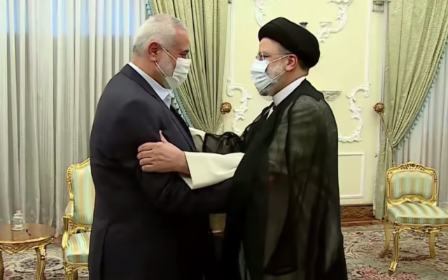 تصویر: «اسماعیل هنیه» رهبر حماس، چپ، در دیدار با «ابراهیم رئیسی» رئیس جمهور ایران در دفتر ریاست جمهوری رئیسی، ۶ اوت ۲۰۲۱. (Screen capture/YouTube)