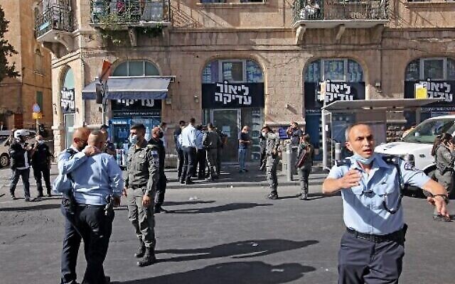 تصویر: افسران پلیس اسرائیل در مقابل محل چاقوزنی در اورشلیم جمع شده اند، ۱۳ سپتامبر ۲۰۲۱.
(AHMAD GHARABLI / AFP) تصویر: افسران پلیس اسرائیل در مقابل محل چاقوزنی در اورشلیم جمع شده اند، ۱۳ سپتامبر ۲۰۲۱.
(AHMAD GHARABLI / AFP)