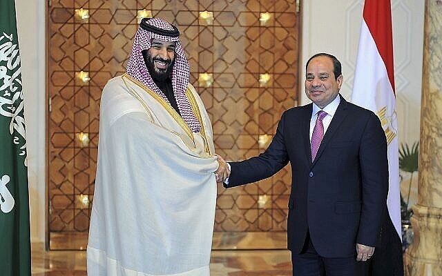 تصویر: عبدالفتاح السیسی رئیس جمهوری مصر، راست، در ملاقات با محمد بن سلمان ولیعهد سعودی در قاهره، مصر، ۴ مارس ۲۰۱۸. (Mohammed Samaha/Egypt's state news agency, MENA via AP/File)