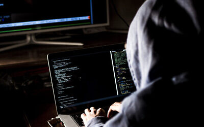 تصویر تزئینی از یک هکر (Михаил Руденко; iStock by Getty Images)