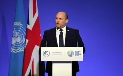 تصویر: نفتالی بنت نخست وزیر روی صحنه حین سخنرانی در نشست کنفرانس تغییرات آب و هوایی COP26  سازمان ملل در گلاسکو، اسکاتلند، ۱ نوامبر ۲۰۲۱. (Haim Zach/GPO)