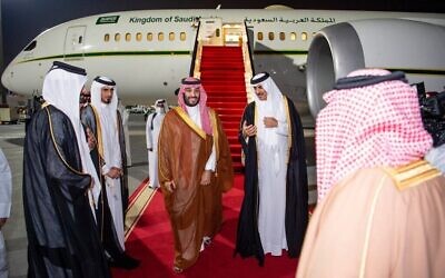 تصویر: در عکسی که کاخ سلطنتی عربستان سعودی منتشر کرد، محمد بن سلمان ولیعهد عربستان، وسط از چپ، پس از ورود به فرودگاه دوحه از سوی «شیخ تمیم بن حماد آل ثانی» امیر قطر مورد استقبال قرار می گیرد، ۸ دسامبر ۲۰۲۱. (Bandar Aljaloud/Saudi Royal Palace via AP)