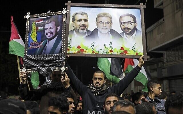 تصویر: حامیان جهاد اسلامی فلسطینیان، پلاکارد بدست، در تظاهرات غزه در ۲۲ ژانویه ۲۰۲۲، در محکومیت جنگ یمن. پرتره هایی که در دست گرفته اند، از چپ به راست، عبدالملک الحوثی رهبر شورشیان حوثی یمن؛ رهبر درگذشتهٔ جهاد اسلامی، رمضان صلاح؛ دبیرکل کنونی گروه، زیاد النخاله؛ رهبر درگذشتهٔ گروه، فتحی شقاقی.
(Mahmud HAMS / AFP) تصویر: حامیان جهاد اسلامی فلسطینیان، پلاکارد بدست، در تظاهرات غزه در ۲۲ ژانویه ۲۰۲۲، در محکومیت جنگ یمن. پرتره هایی که در دست گرفته اند، از چپ به راست، عبدالملک الحوثی رهبر شورشیان حوثی یمن؛ رهبر درگذشتهٔ جهاد اسلامی، رمضان صلاح؛ دبیرکل کنونی گروه، زیاد النخاله؛ رهبر درگذشتهٔ گروه، فتحی شقاقی.
(Mahmud HAMS / AFP)