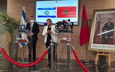 ‌تصویر: «اورنا باربیوای» وزیر اقتصاد و صنایع اسرائيل بهمراه «ریاض معذور» وزیر اقتصاد مراکش در رباط، مراکش، ۲۱ فوریهٔ ۲۰۲۲. (Ministry of Economy and Industry)