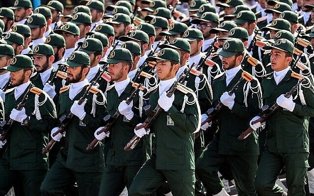 تصویر: اعضای سپاه پاسداران انقلاب اسلامی ایران، IRGC در تهران، حین رژهٔ سالانهٔ نظامی در سالگرد آغاز جنگ ایران و عراق که از ۱۹۸۰ تا ۱۹۸۸ به طول انجامید؛ ۲۲ سپتامبر ۲۰۱۸. (AFP/STR) تصویر: اعضای سپاه پاسداران انقلاب اسلامی ایران، IRGC در تهران، حین رژهٔ سالانهٔ نظامی در سالگرد آغاز جنگ ایران و عراق که از ۱۹۸۰ تا ۱۹۸۸ به طول انجامید؛ ۲۲ سپتامبر ۲۰۱۸. (AFP/STR)