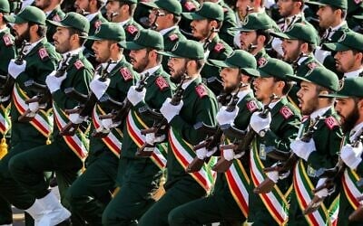 تصویر: در عکسی از ۲۲ سپتامبر ۲۰۱۸، سپاه پاسداران انقلاب اسلامی حین رژه در تهران پایتخت ایران، در سالگرد آغاز جنگ خانمانسوز ۱۹۸۰ تا ۱۹۸۸ میان ایران و صدام حسین رئیس جمهوری عراق مشاهده می شود.
(Stringer/AFP)