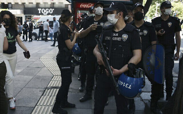 تصویر تزئینی: پلیس ترکیه در آنکارا، ترکیه، ۲۹ ژوئن ۲۰۲۱. (AP Photo/ Burhan Ozbilici)