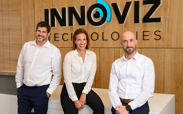تصویر: از چپ، عمر خیلاف، مدیرعامل و از بنیانگذاران Innoviz؛ تالی چن، مدیر تجاری Innoviz، و اورن باسکیلا، رئیس پژوهش و توسعهٔ کمپانی. (David Garb) تصویر: از چپ، عمر خیلاف، مدیرعامل و از بنیانگذاران Innoviz؛ تالی چن، مدیر تجاری Innoviz، و اورن باسکیلا، رئیس پژوهش و توسعهٔ کمپانی. (David Garb)