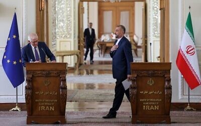 تصویر: «حسین امیرعبداللهیان» وزیر خارجهٔ ایران، راست، در کنفرانس خبری با «جوزف بورل»، نمایندهٔ عالی امور خارجی و سیاست امنیتی اتحادیهٔ اروپا، چپ، در مقر وزارت خارجه در پایتخت ایران، تهران، ۲۵ ژوئن ۲۰۲۲. (Atta Kenare/AFP) تصویر: «حسین امیرعبداللهیان» وزیر خارجهٔ ایران، راست، در کنفرانس خبری با «جوزف بورل»، نمایندهٔ عالی امور خارجی و سیاست امنیتی اتحادیهٔ اروپا، چپ، در مقر وزارت خارجه در پایتخت ایران، تهران، ۲۵ ژوئن ۲۰۲۲. (Atta Kenare/AFP)