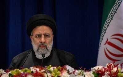 تصویر: ابراهیم رئیسی رئیس جمهور ایران در کنفرانس مطبوعاتی در نیویورک، ۲۲ سپتامبر ۲۰۲۲. 
(Photo by Ed JONES / AFP)