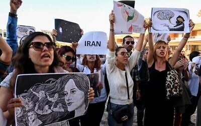 تصویر: زنان با پلاکاردهایی در دست حین رونمایی بانر بر سردر تالار شهرداری مونت پیلیه، جنوب فرانسه، ۳ اکتبر ۲۰۲۲، در حمایت از نبرد ایرانیان در راه آزادی و علیه کهنه پرستی. (Pascal GUYOT / AFP) تصویر: زنان با پلاکاردهایی در دست حین رونمایی بانر بر سردر تالار شهرداری مونت پیلیه، جنوب فرانسه، ۳ اکتبر ۲۰۲۲، در حمایت از نبرد ایرانیان در راه آزادی و علیه کهنه پرستی. (Pascal GUYOT / AFP)
