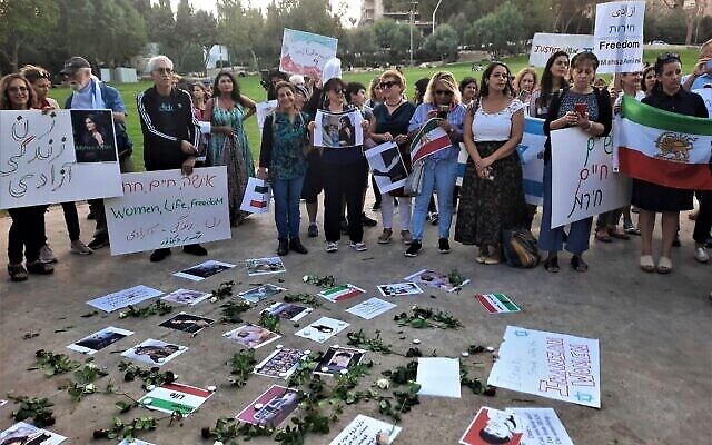 مردم اسرائیل حین راهپیمایی همبستگی با زنان ایران در پارک استقلال اورشلیم، ۶ اکتبر ۲۰۲۲.
(Amy Spiro/Times of Israel) مردم اسرائیل حین راهپیمایی همبستگی با زنان ایران در پارک استقلال اورشلیم، ۶ اکتبر ۲۰۲۲.
(Amy Spiro/Times of Israel)
