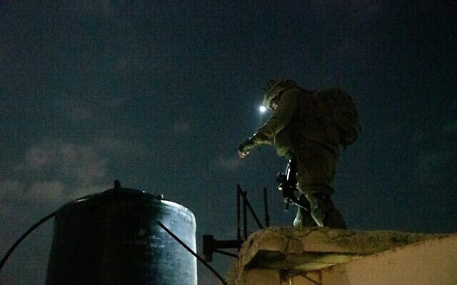 تصویر: سربازان اسرائیل در سحرگاه ۸ دسامبر ۲۰۲۲، حین عملیات در کرانهٔ باختری. (Israel Defense Forces) تصویر: سربازان اسرائیل در سحرگاه ۸ دسامبر ۲۰۲۲، حین عملیات در کرانهٔ باختری. (Israel Defense Forces)