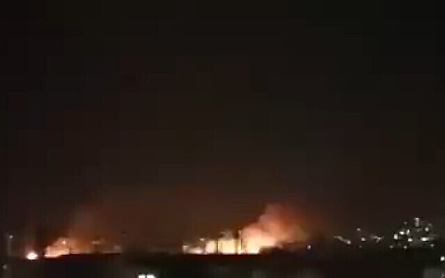 تصویر: اسکرین شات از ویدئویی که در شبکه-های اجتماعی پخش شده و صحت و سقم آن هنوز تأیید نشده انفجاری در یکی از تأسیسات دفاعی ایران در اصفهان پس از حملهٔ پهبادی ۲۸ ژانویهٔ ۲۰۲۳ نشان می-دهد.(Used in accordance with Clause 27a of the Copyright Law) تصویر: اسکرین شات از ویدئویی که در شبکه-های اجتماعی پخش شده و صحت و سقم آن هنوز تأیید نشده انفجاری در یکی از تأسیسات دفاعی ایران در اصفهان پس از حملهٔ پهبادی ۲۸ ژانویهٔ ۲۰۲۳ نشان می-دهد.(Used in accordance with Clause 27a of the Copyright Law)