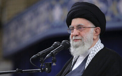 تصویر: آیت الله خامنه‌-ای ولی فقیه ایران حین سخنرانی در جلسه-ای در تهران، ایران، ۹ ژانویهٔ ۲۰۲۳. 
(Office of the Iranian Supreme Leader via AP)