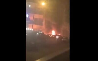 تصویر: اسکرین کپچر از یک ویدئو، صحنهٔ پس از حادثهٔ انفجار بمب در خودرویی در دمشق، پایتخت سوریه در ۲ آوریل ۲۰۲۳ مشاهده می-شود. (Screenshot/Twitter, used in accordance with Clause 27a of the Copyright Law)