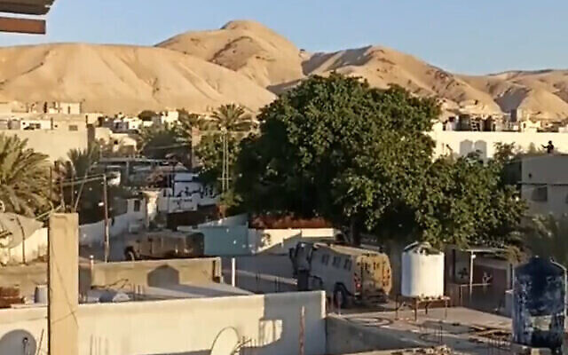 وسایل نقلیهٔ ارتش در ۱ مه ۲۰۲۳ در شهر اریحه، کرانهٔ‌ باختری، مشاهده می-شود. (Screenshot: Twitter)