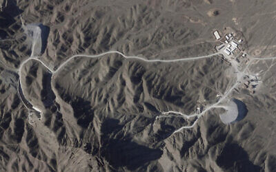 تصاویر: در تصویر ماهواره-ای Planet Labs PBC، ساخت-و-ساز تأسیسات زیرزمینی جدیدی در مرکز هسته-ای نطنز در ۱۴ آوریل ۲۰۲۳ مشاهده می-شود. (Planet Labs PBC via AP)
