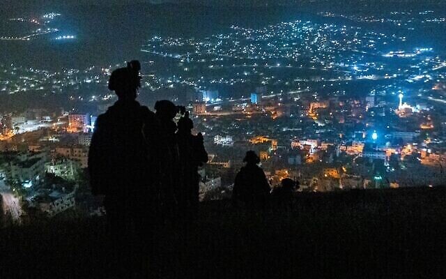 تصویر: سربازان اسرائیل حین عملیات در کرانهٔ باختری، سحرگاه ۲۹ مه ۲۰۲۳. (Israel Defense Forces)