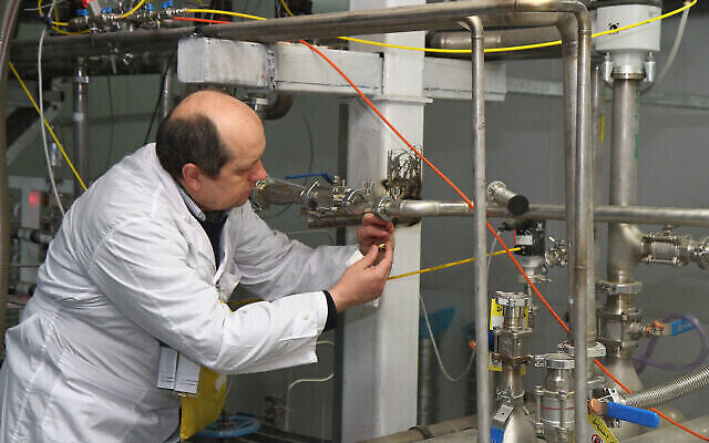 تصویر: یک بازرس ناشناس آژانس بین المللی انرژی اتمی سازمان ملل (IAEA) در حال قطع اتصال آبشارهای دوقلوی تولید اورانیوم ۲۰ درصدی در مرکز پژوهش هسته-ای نطنز، ۳۰۰ کیلومتری جنوب تهران، ایران، ۲۰ ژانویهٔ ۲۰۱۴. (KAZEM GHANE/IRNA/AFP) تصویر: یک بازرس ناشناس آژانس بین المللی انرژی اتمی سازمان ملل (IAEA) در حال قطع اتصال آبشارهای دوقلوی تولید اورانیوم ۲۰ درصدی در مرکز پژوهش هسته-ای نطنز، ۳۰۰ کیلومتری جنوب تهران، ایران، ۲۰ ژانویهٔ ۲۰۱۴. (KAZEM GHANE/IRNA/AFP)