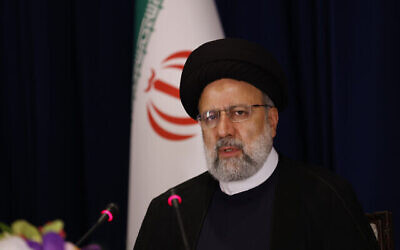 ابراهیم رئیسی رئیس جمهوری ایران حین سخن در کنفرانس خبری در نیویورک، ۲۰ سپتامبر ۲۰۲۳. 
(AP Photo/Jason DeCrow)