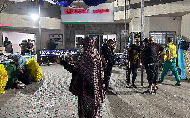 تصویر: در بحبوحهٔ جنگ اسرائیل و حماس، ۱۰ نوامبر ۲۰۲۳، مردم مقابل بخش اورژانس بیمارستان شفا در شهر غزه، ایستاده-اند. (Khader Al Zanoun/AFP) تصویر: در بحبوحهٔ جنگ اسرائیل و حماس، ۱۰ نوامبر ۲۰۲۳، مردم مقابل بخش اورژانس بیمارستان شفا در شهر غزه، ایستاده-اند. (Khader Al Zanoun/AFP)