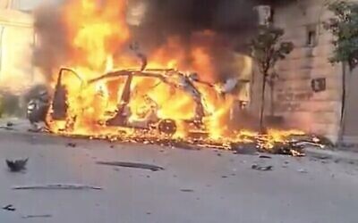 تصویر: اتوموبیلی در حال سوختن در شهر نباتیه، جنوب لبنان، پس از حملهٔ هوایی اسرائیل در ۸ فوریه ۲۰۲۴. (Screenshot from X used in accordance with clause 27a of the Copyright Law)