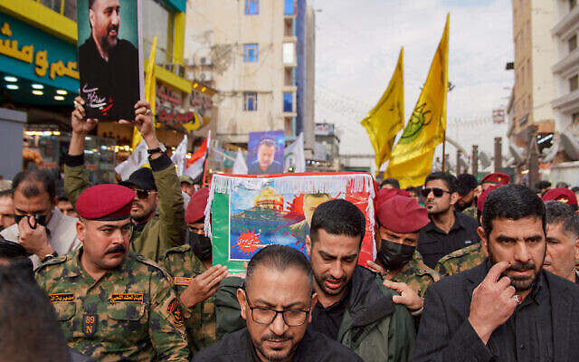 تصویر: گارد افتخار در مراسم تشییع وی در حرم امام علی در شهر مقدس نجف، عراق، ۲۷ دسامبر ۲۰۲۳، حین حمل تابوت رضی موسوی، از فرماندهان ارشد نیروی قدس سپاه پاسداران انقلاب اسلامی (IRGC) که در ۲۵ دسامبر در حملهٔ هوایی منتسب به اسرائیل در سوریه کشته شد. (Qassem al-Kaabi / AFP) تصویر: گارد افتخار در مراسم تشییع وی در حرم امام علی در شهر مقدس نجف، عراق، ۲۷ دسامبر ۲۰۲۳، حین حمل تابوت رضی موسوی، از فرماندهان ارشد نیروی قدس سپاه پاسداران انقلاب اسلامی (IRGC) که در ۲۵ دسامبر در حملهٔ هوایی منتسب به اسرائیل در سوریه کشته شد. (Qassem al-Kaabi / AFP)