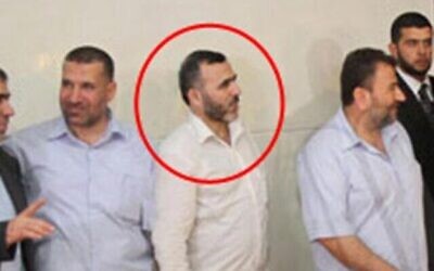 تصویر: مروان عیسی، نایب رئیس شاخهٔ نظامی حماس، در عکس با دایره-ای دور سر در شبکهٔ اجتماعی که در ۲۰۱۵ منتشر شد، دیده می-شود. عکس و منبع آن هنوز تصدیق نشده است.