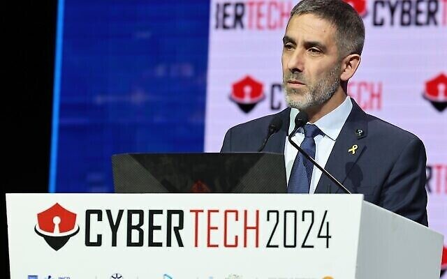 تصویر: گبی پورتونی مدیرکل ادارهٔ ملی سایبری اسرائیل حین سخنرانی در کنفرانس Cybertech ۲۰۲۴ در تل آویو، ۹ آوریل ۲۰۲۴. (Cybertech) تصویر: گبی پورتونی مدیرکل ادارهٔ ملی سایبری اسرائیل حین سخنرانی در کنفرانس Cybertech ۲۰۲۴ در تل آویو، ۹ آوریل ۲۰۲۴. (Cybertech)