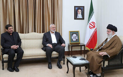 شرح عکس:‌ علی خامنه-ای ولی فقیه ایران، راست، حین گفتگو با اسمعیل هنیه رهبر حماس در جلسهٔ ۲۲ مه ۲۰۲۴ در تهران، ایران. محمد مخبر، رئیس جمهوری موقت در سمت چپ نشسته است. (Official website of the Office of the Iranian Supreme Leader via AP)