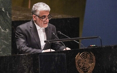 شرح عکس: امیرسعید ایروانی سفیر رژیم ایران در سازمان ملل حین سخنرانی در مجمع عمومی نهاد در مقر سازمان در نیویورک، ۲۳ فوریهٔ ۲۰۲۳. (AP Photo/Bebeto Matthews)