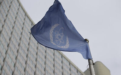 شرح عکس: پرچم آژانس بین المللی انرژی اتمی در مقابل مقر آژانس در طول نشست شورای حکام IAEA در وین، اتریش، ۶ فوریهٔ ۲۰۲۳ در اهتزاز است. (Heinz-Peter Bader/AP)