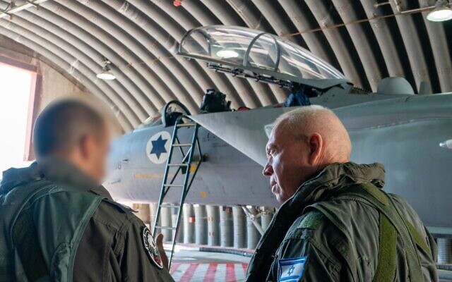 شرح عکس: یوآو گالامت وزیر دفاع (راست) حین سوار شدن به جت جنگندهٔ F-15 در پایگاه هوایی تل نوف در مرکز اسرائیل، ۵ ژوئن ۲۰۲۴. (Ariel Hermoni/Defense Ministry) شرح عکس: یوآو گالامت وزیر دفاع (راست) حین سوار شدن به جت جنگندهٔ F-15 در پایگاه هوایی تل نوف در مرکز اسرائیل، ۵ ژوئن ۲۰۲۴. (Ariel Hermoni/Defense Ministry)