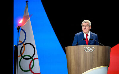 شرح عکس: توماس باخ رئیس کمیتهٔ بین المللی المپیک (IOC) حین ایراد سخنرانی در اولین روز ۱۴۲مین دورهٔ کمیتهٔ المپیک جهانی، سه روز پیش از شروع بازیهای المپیک پاریس ۲۰۲۴، پاریس، ۲۳ ژوئیهٔ ۲۰۲۴. (Fabrice Coffrini/AFP)