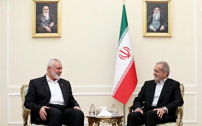 شرح عکس:‌ در عکسی که دفتر ریاست جمهوری ایران منتشر کرد، مسعود پزشکیان رئیس جمهوری کشور، راست، حین ملاقات با اسمعیل هنیه رهبر حماس در مقر ریاست جمهوری در تهران، ایران، ۳۰ ژوئیهٔ ۲۰۲۴ دیده می-شود. 
(Iranian Presidency Office via AP)