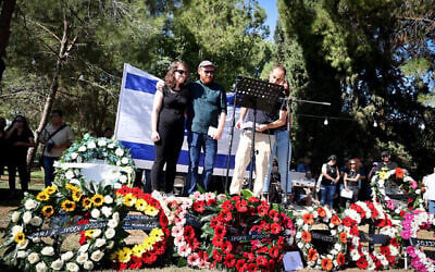 شرح عکس: خانواده و دوستان ویویان سیلور، کنشگر صلح و از بنیانگذاران جنبش «زنها صلح راه می-اندازند»، در مراسم تشییع وی در کیبوتص گِزِر، مرکز اسرائیل، ۱۶ نوامبر ۲۰۲۳. سیلور در کشتار ۷ اکتبر به قتل رسید.(Jonathan Shaul/Flash90)